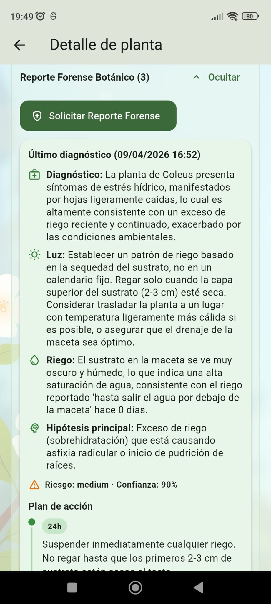 Pantalla de reporte forense botánico con diagnóstico, luz, riego e hipótesis principal.